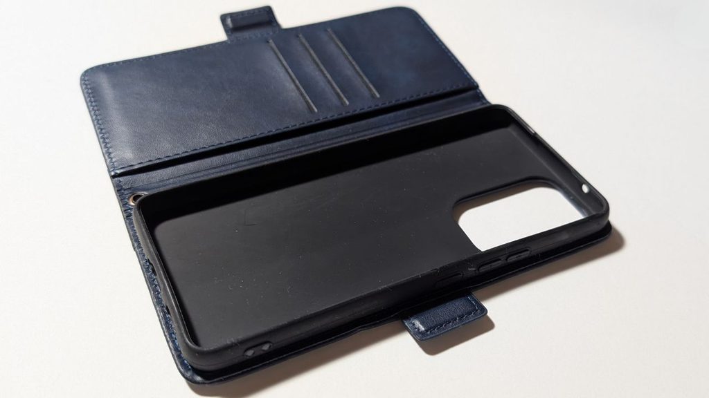 黒い手帳型スマホケースを開きカード収納とスマホ固定部分を確認できるオリジナル写真