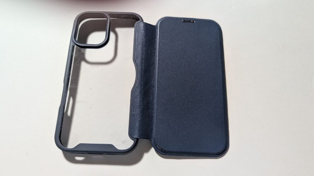 透明な背面部分と青いフタ部分を開いたスマホケースを上から撮影した写真