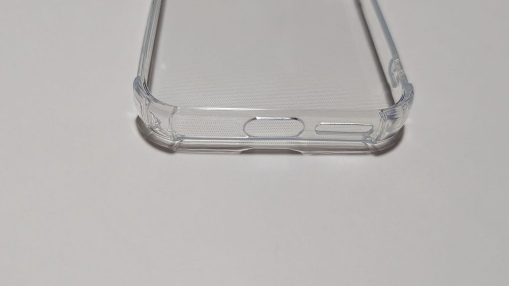 透明スマホケースの下側を接写し、角の形状と側面ボタン、充電口周辺を確認した写真