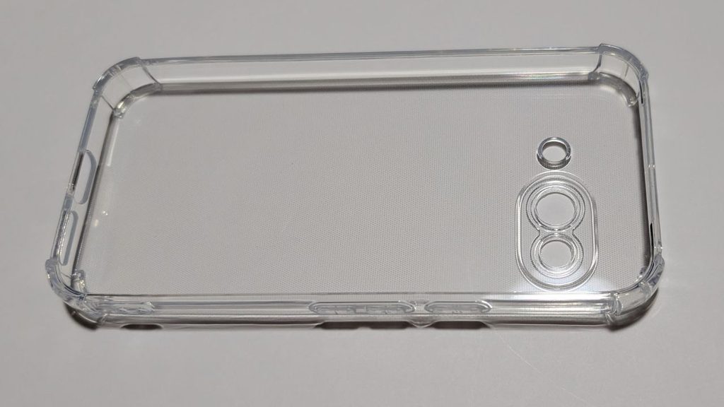 透明なスマホケースを真上から撮影した写真。四隅やカメラ開口部など掃除前に確認したい部分が見える