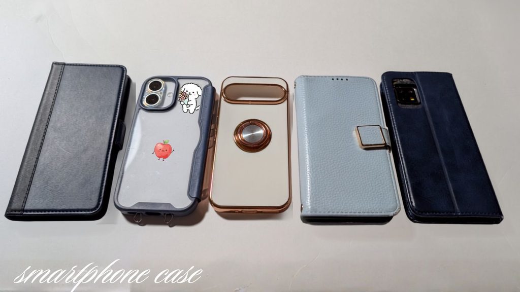 白い背景の上に5種類のスマホケースを横一列に並べたオリジナル写真