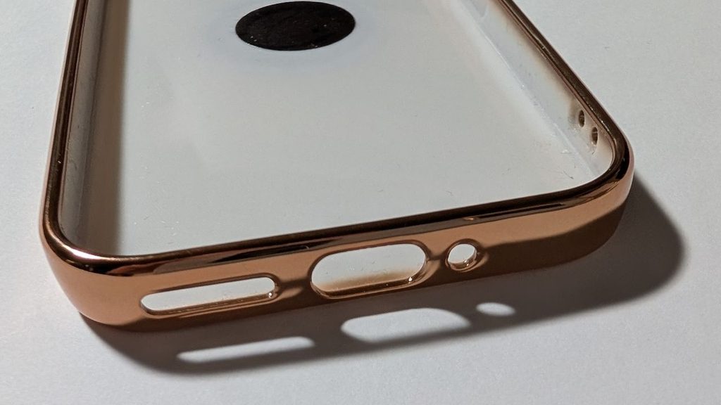 スマホケース下部の充電口とスピーカー周辺を拡大したオリジナル写真